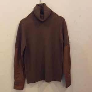 N°21 long sleeve turtleneck cotton sweater.